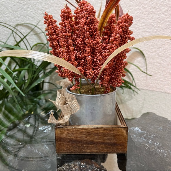 🍁Handcrafted🍂 Tri-Color Faux Autumn Foliage Decor In Rustic Planter Box - Picture 5 of 10